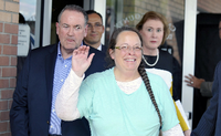 Kim Davis bei ihrer Entlassung auf der Haft am Dienstag, flankiert von Mike Huckabee, einen Politiker der Republikaner.