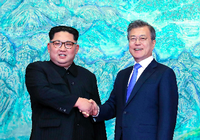 Kim Jong Un (r.) und Moon Jae haben sich zu weiteren Gesprächen verabredet.