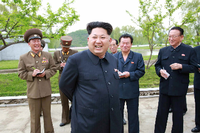 Den nordkoreanischen Machthaber Kim Jong Un (M) begutachtet einen Raketenstart.