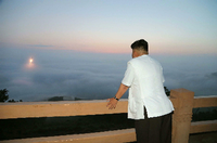 Die staatliche Nachrichtenagentur KCNA verbreitete diese Woche ein Bild, dass Diktator Kim Jon Un angeblich beim Beobachten eine Raketentests zeigt.