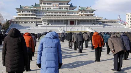 Nordkoreanische Bürger verneigen sich anlässlich des 10. Todestages von Nordkoreas zweitem Führer Kim Jong Il für eine Schweigeminute. +++ dpa-Bildfunk +++