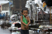 Opfer des Klimawandels: Ein Kind nach dem Sturm Mitte November 2013 auf den Philippinen.
