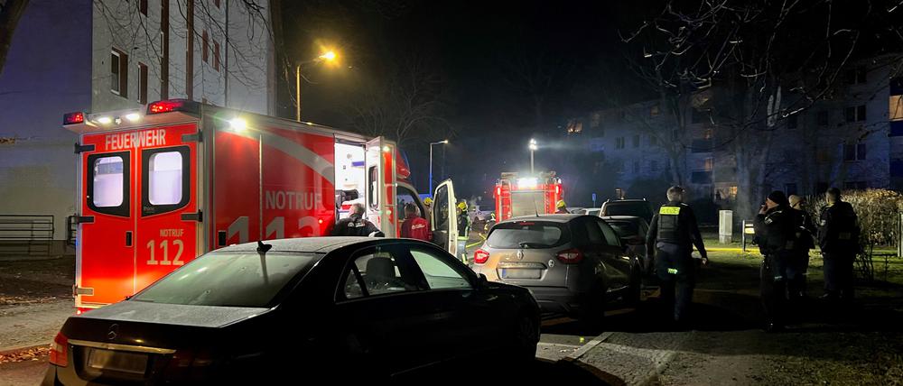Feuerwehr und Polizei sind bei einem Wohnungsbrand in Berlin-Britz im Einsatz. Bei einem Wohnungsbrand in Berlin-Britz ist ein Kind ums Leben gekommen.