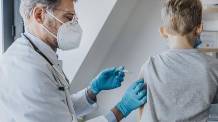 Zurzeit laufen bereits Studien zu Impfungen bei Kindern.  