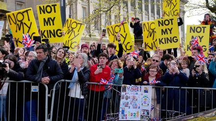 „Nicht mein König“- Proteste in London.