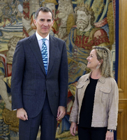 Spaniens König Felipe VI mit der Abgeordneten Ana María Oramas von einer kanarischen Regionalpartei am Montag.