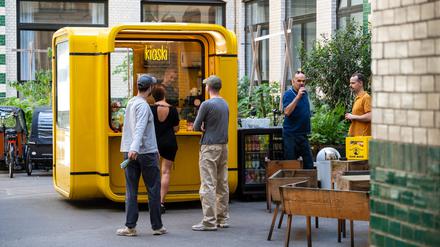 Im „Kioski“ (Ritterstr. 9, Kreuzberg) werden wochentags Lunch-Kleinigkeiten aus dem historischen K-67-Kiosk gereicht.