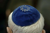 Für viele Juden ein Erkennungszeichen ihrer religiösen Identität: die Kippa, hier vor dem Dom in Berlin.