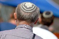 Ein Mann mit Kippa nimmt an einer Kundgebung gegen Antisemitismus teil.