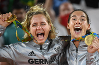 Lauter als die Copacabana. Kira Walkenhorst (r.) und Laura Ludwig triumphierten im Beachvolleyball-Finale von Rio gegen das brasilianische Top-Duo - und dessen Fans.
