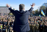 Petro Poroshenko, ukrainischer Präsident, winkt anlässlich eines Massengebets für die unabhängige Kirche der Ukraine in Zentral-Kiew der Menge.