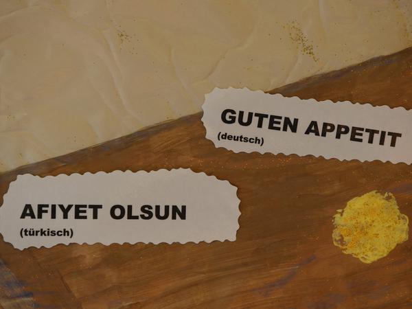 Frühkindliche Erziehung in zwei Sprachen: Guten Appetit auf Deutsch und Türkisch.