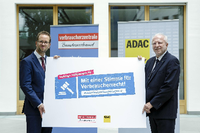 Klaus Müller, Vorstand des Bundesverbandes der Verbraucherzentralen, (l.) und ADAC-Präsident August Markl kündigen die Musterfeststellungsklage gegen den VW-Konzern in Berlin an.