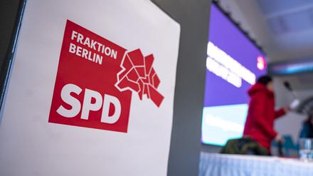 Das Logo der SPD Fraktion Berlin steht während der Klausurtagung der SPD-Fraktion des Berliner Abgeordnetenhauses auf einem Poster.