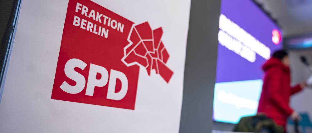 Das Logo der SPD Fraktion Berlin steht während der Klausurtagung der SPD-Fraktion des Berliner Abgeordnetenhauses auf einem Poster.