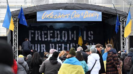 Etwa 50 Besucher verfolgen das Live-Klavierkonzert «Ukraines Ode an die Würde» auf dem Pariser Platz.