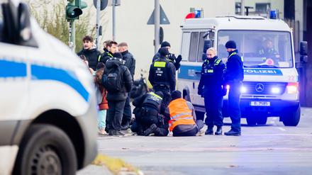 Ein Klima-Aktivist, der Mitte Dezember seine Hand auf einer Autobahnausfahrt am Innsbrucker Platz festgeklebt hat, wird von Polizisten losgelöst.