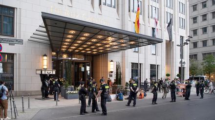 14.06.2023, Berlin: Polizisten stehen vor dem Haupteingang zum «Ritz Carlton» Hotel am Potsdamer Platz, wo Aktivisten den Zugang blockiert haben. Mitglieder der Klima-Gruppe Letzte Generation saßen vor dem Haupteingang des Hotels Ritz-Carlton und einige hielten friedlich Transparente hoch. Foto: Paul Zinken/dpa +++ dpa-Bildfunk +++