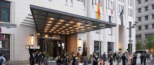 14.06.2023, Berlin: Polizisten stehen vor dem Haupteingang zum «Ritz Carlton» Hotel am Potsdamer Platz, wo Aktivisten den Zugang blockiert haben. Mitglieder der Klima-Gruppe Letzte Generation saßen vor dem Haupteingang des Hotels Ritz-Carlton und einige hielten friedlich Transparente hoch. Foto: Paul Zinken/dpa +++ dpa-Bildfunk +++