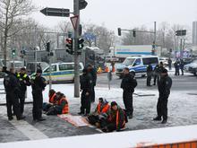 Rettungswagen im Stau: Klimaaktivisten sollen durch Straßenblockade in Berlin Sanitäter aufgehalten haben