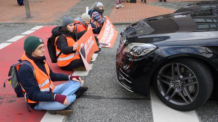 Aktivisten der Gruppierung ·Letzte Generation· blockieren in Hannover den Verkehr.