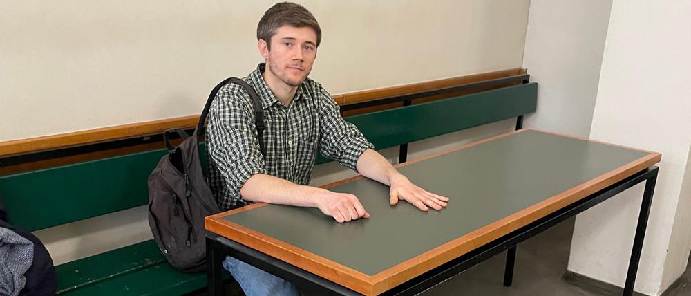 Klimaaktivist Henning Jeschke klebte sich an einem Tisch im Verhandlungssaal fest.