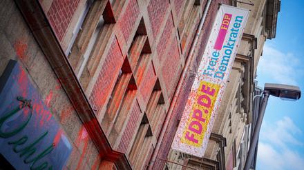 02.11.2022, Berlin: Farbspritzer sind auf dem Logo an der Parteizentrale der FDP zu sehen. Aktivisten der Umweltgruppe «Letzte Generation» haben die Fassade der FDP-Parteizentrale mit Farbe besprüht. Foto: Kay Nietfeld/dpa +++ dpa-Bildfunk +++