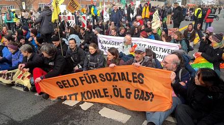 02.03.2024, Berlin: Aktivisten blockieren eine Straße in Berlin, und demonstrieren unter dem Motto "Stoppt Fossile Subventionen". Sie fordern dabei mit einem Transparent "Geld für Soziales, statt Kohle, Öl und Gas!". Foto: Lutz Deckwert/TNN/dpa +++ dpa-Bildfunk +++