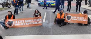 Aktivisten der Umweltgruppe «Letzte Generation» haben sich in Hamburg festgeklebt.