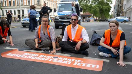 Zurück auf der Straße: Drei Klimaaktivisten in Leipzig blockierten unmittelbar nach einem Freispruch für sie erneut den Verkehr. 