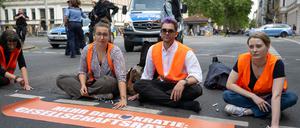 Zurück auf der Straße: Drei Klimaaktivisten in Leipzig blockierten unmittelbar nach einem Freispruch für sie erneut den Verkehr. 