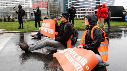 Klimaaktivisten blockieren die Straße am Ernst-Reuter-Platz. (Archivbild)