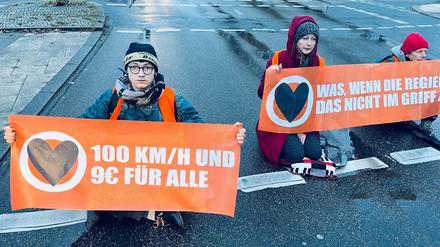 Klimaaktivisten der letzten Generation blockieren die Kreuzung Wilhelm- Ecke Stresemannstraße in Berlin-Kreuzberg.