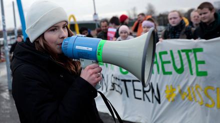 Luisa Neubauer, Aktivistin von Fridays for Future Berlin, spricht bei einer Demonstration auf der Hatun-Sürücü-Brücke gegen den Ausbau der Autobahn A100. Mitglieder der Klimabewegung Fridays for Future protestieren bundesweit gegen den Ausbau von Autobahnen.