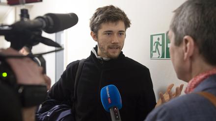 Henning Jeschke (l), Aktivist der Klimaschutzgruppe «Letzte Generation», stellt sich vor seinem Prozess den Fragen eines Journalisten.
