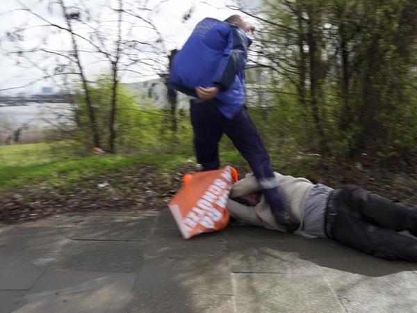 Ein LKW-Fahrer tritt einen Aktivisten, nachdem er ihn auf den Gehweg gezogen hatte.