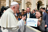 Papst Franziskus begrüßt die schwedische Klimaaktivistin Greta Thunberg während seiner wöchentlichen Generalaudienz auf dem Petersplatz im Vatikan.