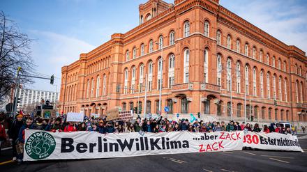 Aktivisten von Fridays for Future gehen vor dem Roten Rathaus auf einer Demonstration unter dem Motto „#BerlinWillKlima“ mit einem Banner durch Berlin-Mitte.