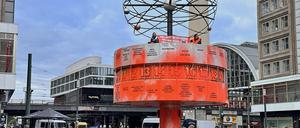 Aktivisten der Gruppe Letzte Generation haben die Weltzeituhr am Alexanderplatz Orange eingefärbt. 