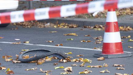 Das Rad eines Fahrrades liegt auf der Bundesallee in Berlin-Wilmersdorf. Eine Radfahrerin ist bei dem Verkehrsunfall mit einem Lastwagen ums Leben gekommen. 