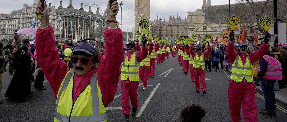 Klimaaktivisten demonstrieren in London, indem sie langsam auf Autostraßen gehen. 