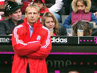 Er guckt ein bisschen bedröppelt. Jürgen Klinsmann spielt mit den USA in einer "Wahnsinnsgruppe".