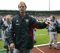 Bitterer Moment. Jürgen Klopp nach dem Spiel in Braunschweig im Mai 2003.
