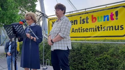 Charlotte Knobloch (l), frühere Präsidentin des Zentralrats der Juden in Deutschland, bei der Demo gegen den Musiker Roger Waters.