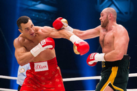 Wer kriegt diesmal Haue? Wladimir Klitschko will "Rache" gegen Tyson Fury (r.).