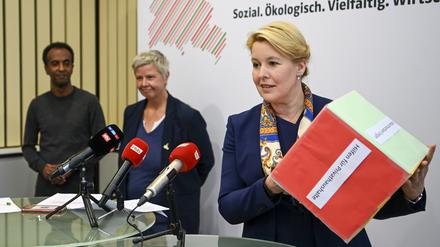 Die Spitzen der Koalition Franziska Giffey (SPD), Philmon Ghirmai (Grüne) und Katina Schubert (Die Linke) präsentieren das Entlastungspaket.