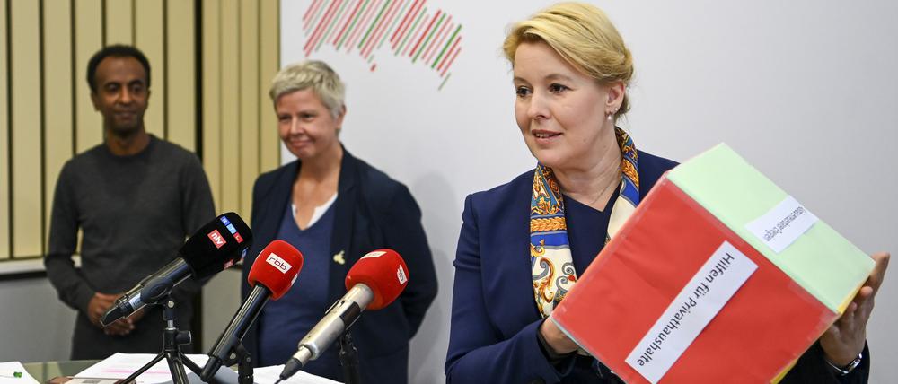 Die Spitzen der Koalition Franziska Giffey (SPD), Philmon Ghirmai (Grüne) und Katina Schubert (Die Linke) präsentieren das Entlastungspaket.