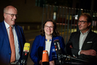 Volker Kauder (CDU), Andrea Nahles (SPD) und Alexander Dobrindt (CSU) nach dem Spitzentreffen im Kanzleramt.