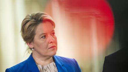 Franziska Giffey (SPD), Regierende Bürgermeisterin von Berlin, steht nach Koalitionsverhandlungen von CDU und SPD nach den Wahlen zum Berliner Abgeordnetenhaus bei einem Statement.