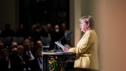 27.09.2022, Berlin: Angela Merkel (CDU), ehemalige Bundeskanzlerin, spricht bei der Eröffnungsveranstaltung der Bundeskanzler-Helmut-Kohl-Stiftung in der Friedrichstadtkirche am Gendarmenmarkt. Foto: Christoph Soeder/dpa +++ dpa-Bildfunk +++